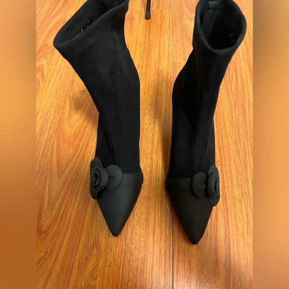 Flower Heeled booties. Boots - Picture 7 of 9